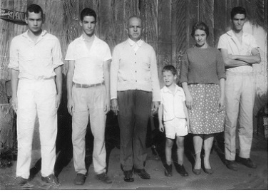 Gentil de Queiroz e Silva Filho, José Antonio de Queiroz e Silva, Dr. Gentil de Queiroz e Silva, dentista, Jorge Antonio de Queiroz e Silva, Geny Severina de Queiroz e Silva, autora da letra do Hino do município de Jussara, Antonio Carlos de Queiroz e Silva. Esta foto é de 1961, ano da nossa chegada em Jussara. Gentil de Queiroz e Silva Filho, José Antonio de Queiroz e Silva, Dr. Gentil de Queiroz e Silva, dentista, Jorge Antonio de Queiroz e Silva, Geny Severina de Queiroz e Silva, autora da letra do Hino do município de Jussara, Antonio Carlos de Queiroz e Silva. Esta foto é de 1961, ano da nossa chegada em Jussara.