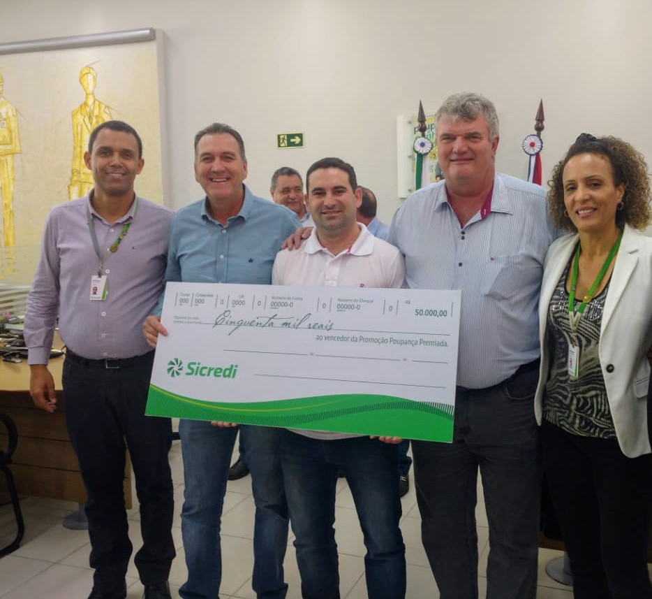 Da esq. para a dir: gerente da agência Cianorte Pioneira, Adriano Reis Ribeiro; vice-presidente da cooperativa, Luiz Henrique Pedroni; ganhador Douglas Brussolo; conselheiro de Administração, Silvio Roes; e a gerente da agência Cianorte Centro, Solange Alves Skiba Da esq. para a dir: gerente da agência Cianorte Pioneira, Adriano Reis Ribeiro; vice-presidente da cooperativa, Luiz Henrique Pedroni; ganhador Douglas Brussolo; conselheiro de Administração, Silvio Roes; e a gerente da agência Cianorte Centro, Solange Alves Skiba