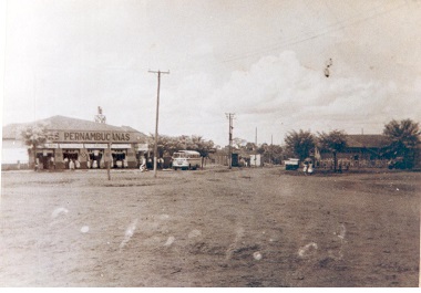 Centro de Jussara, em 1963 - na foto: Pernambucanas, Bar Ouro Verde (Bar do José Ortiz) Centro de Jussara, em 1963 - na foto: Pernambucanas, Bar Ouro Verde (Bar do José Ortiz)
