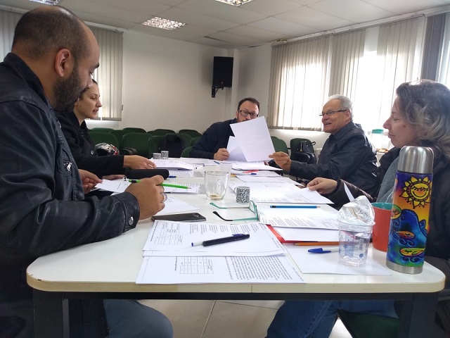 Foto: Comissão Julgadora Municipal em momento de análise dos textos. Foto: Comissão Julgadora Municipal em momento de análise dos textos.