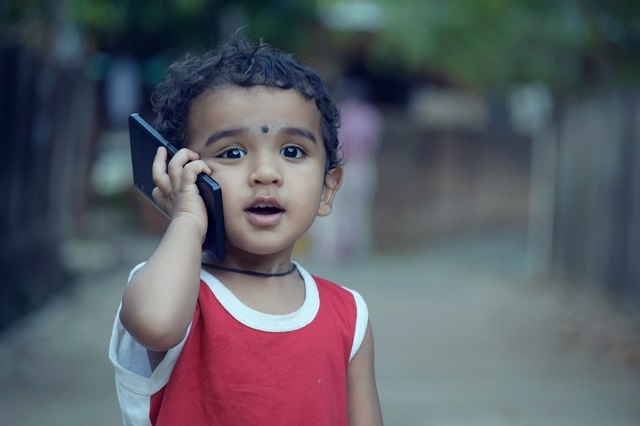 Imagem: Criança ao celular | Reprodução Pxhere Imagem: Criança ao celular | Reprodução Pxhere