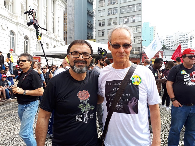 Hermes Leão, presidente da APP-Sindicato, e Jorge Queiroz resistem aos ataques contra a educação. Hermes Leão, presidente da APP-Sindicato, e Jorge Queiroz resistem aos ataques contra a educação.