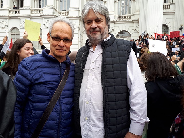 Imagem: Jorge Queiroz e Maurício Requião, professor da UFPR e ex-secretário de Estado de Educação do Paraná, participaram das manifestações de 15 de maio. Imagem: Jorge Queiroz e Maurício Requião, professor da UFPR e ex-secretário de Estado de Educação do Paraná, participaram das manifestações de 15 de maio.